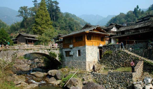 嵩 县 车 村 镇 车村镇位于嵩县,是伏牛山生态旅游规划的核心区.