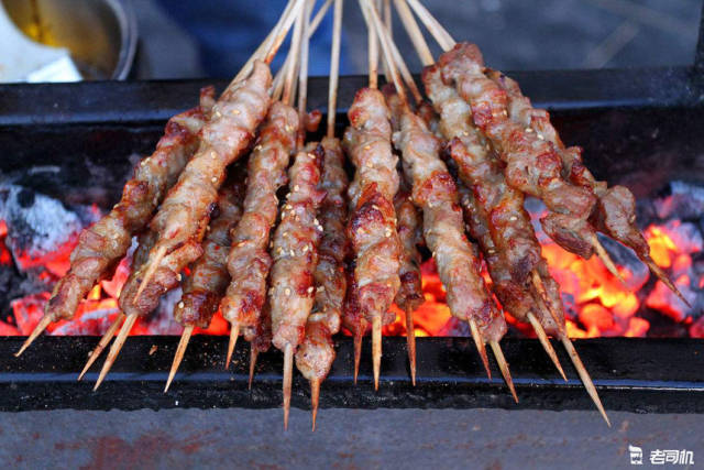 在和田,烤肉摊前都挂着整片的羊肉,你要哪一块给你割哪一块,烤肉串都