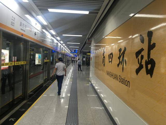 这是位于文化路与开元路交叉口的地铁2号线二期黄河迎宾馆站.