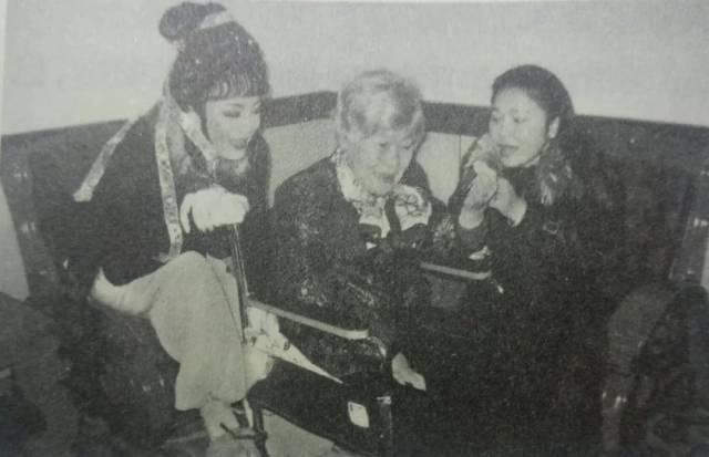2008年2月,梅兰珍在常州和弟子袁彩凤,沈惠兰合影