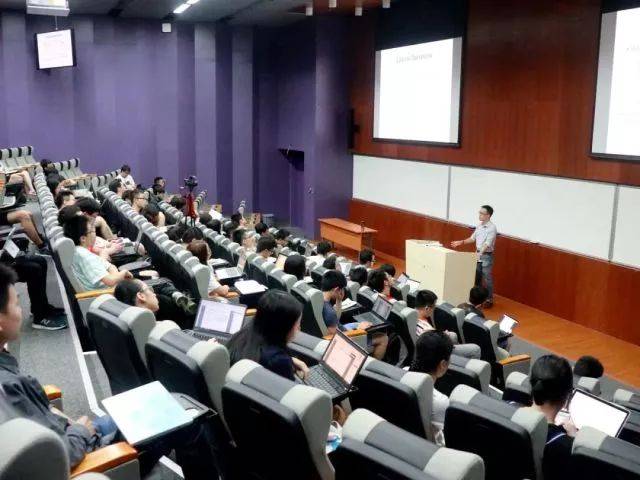 除了在节目中所展示出的大型阶梯教室,港中大(深圳)还拥有小班教室