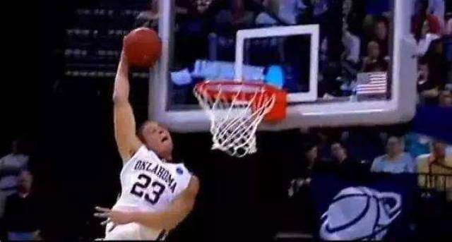 11图看nba头撞篮板的瞬间:詹皇魔兽在列,乔丹撞板后下场敷冰块