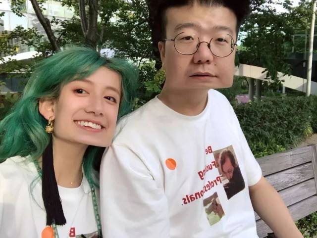 两个人在一起的日常也和普通小情侣一样,比如黑尾酱会因为李诞用她的