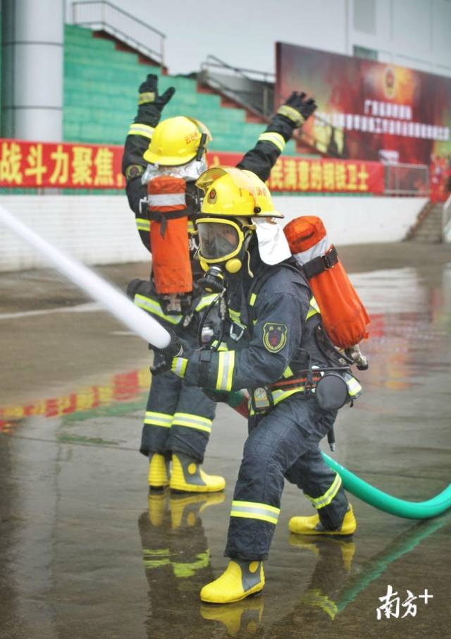 气势磅礴!消防兵哥哥体能比武,灭火救人紧急出动