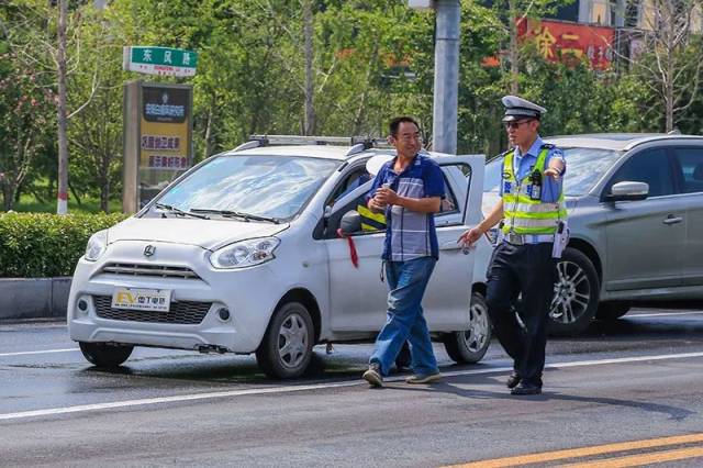 交警查处无牌电动车