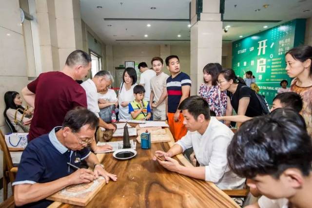 颜仕国:漳州木板年画国家级非遗传承人,颜志仁:漳州木板年画雕版武艺