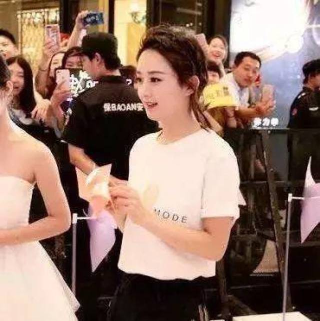 但今日,这么久没露过面的赵丽颖,出席了郑州的慈善活动.