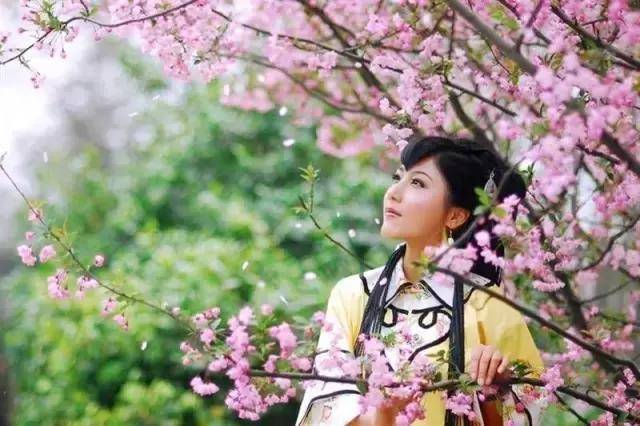 周延锋美文美图:手指拈花,拈住柔情,绽放生命