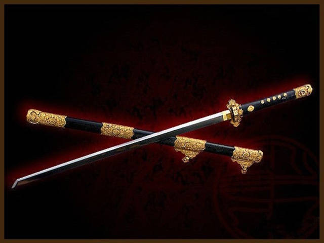 武士刀出现于唐朝后期,其锻造工艺仿自唐刀,刀形由唐刀的直刃改为弯刃