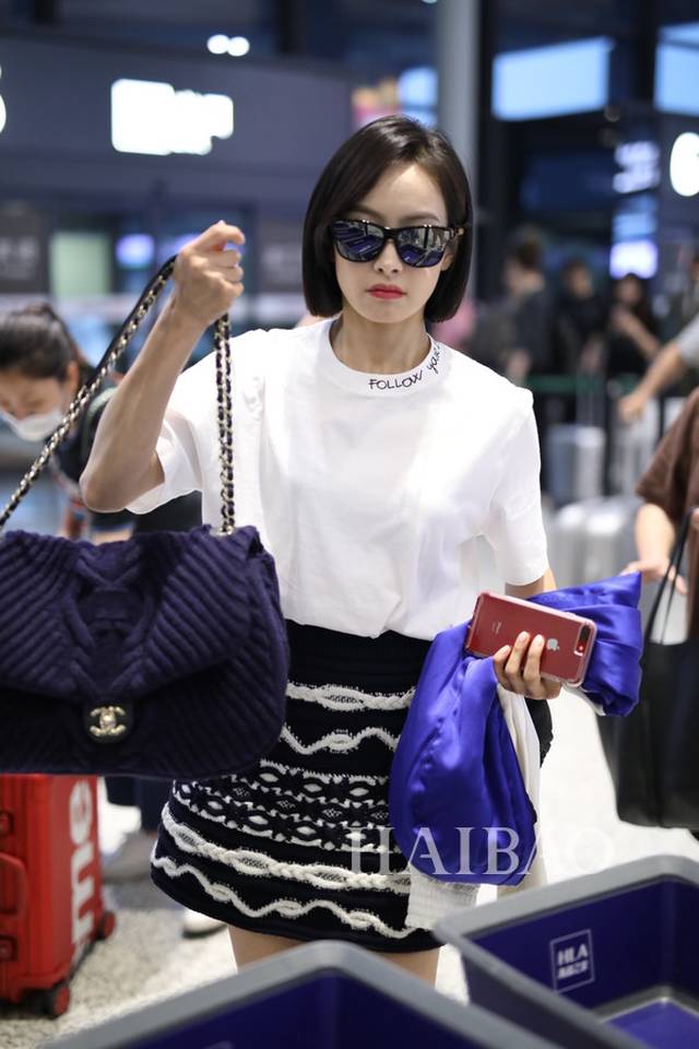 机场街拍 华语明星街拍 牛仔裤 chanel elle ysl 短靴 外套 上海 宋茜