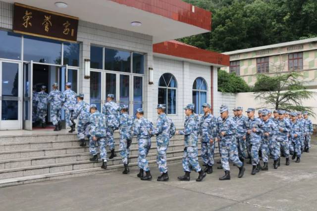 再出发——海军航空兵某场站组织技术新兵集训