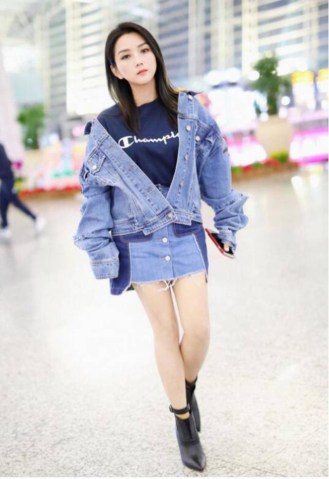 又长又细,整个人的身高看着有一八零了,比例不协调也就算了,就连何洁