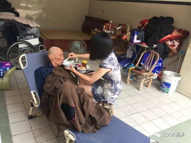 最美桐乡人丨百善孝为先90后孝顺孙女暖心照顾爷爷