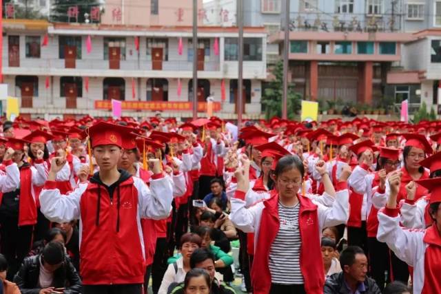 感动!宣威五中隆重举行18岁成人礼