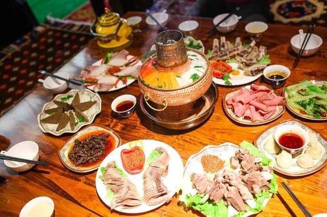 酥油茶,手抓羊肉,藏香猪,手抓牛肉,羊排,藏式土火锅,大家都可以体验一