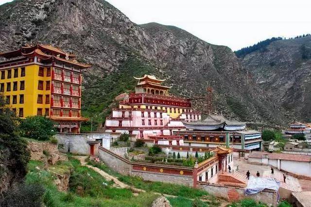 南距天堂寺是金沙峡,这里以奇险峻秀著称,先明峡与金沙峡一河之隔