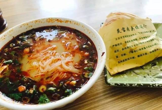 酸辣粉,肉夹馍,小面等,米线有原味米线,麻辣米线; 店里还有灵宝肉夹馍