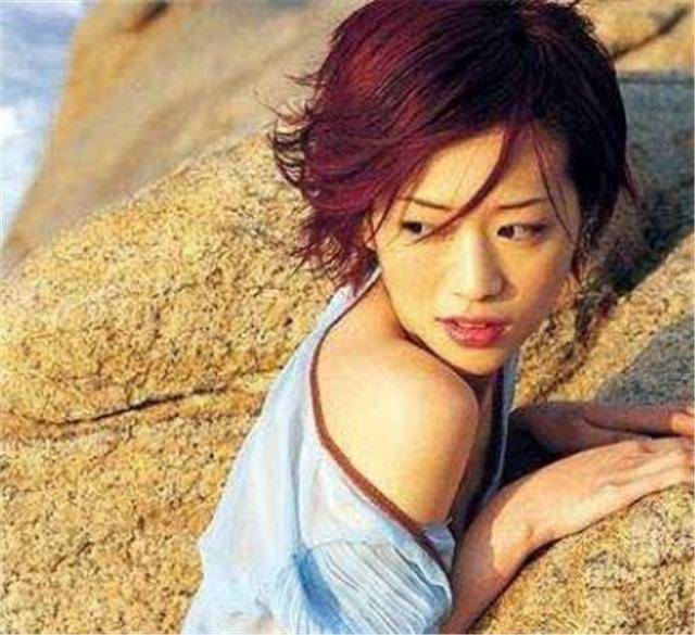 落选港姐,只能靠拍三级片出名,今费尽心机嫁豪门,却遭