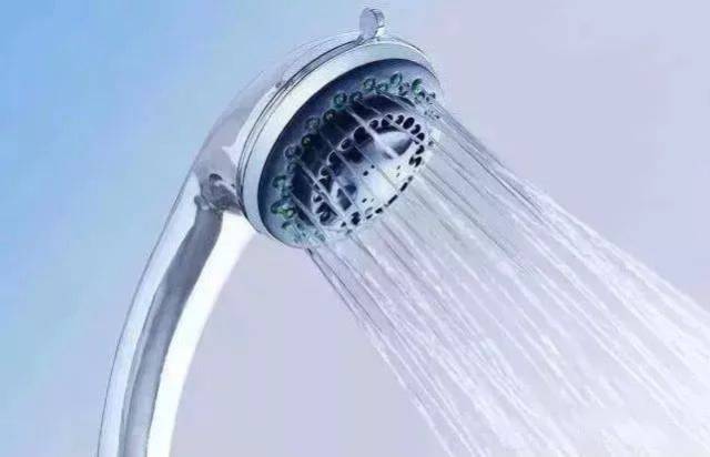 一桶洗澡水要了他的命!这样洗澡=生病+短命,尤其是夏天!