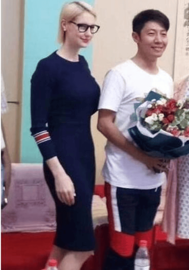 撒贝宁携妻子李白回武汉母校,网友:她的腿能到撒贝宁的腰!