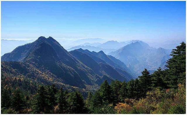 山峦叠嶂,奇峰林立;山势陡峭,风光秀丽,有"秦岭奇观"之美称"天柱摩霄