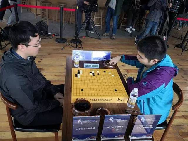 围棋 然乌湖畔对决柯洁击败范廷钰 时越不敌芈昱廷 6月13日下午,巅峰