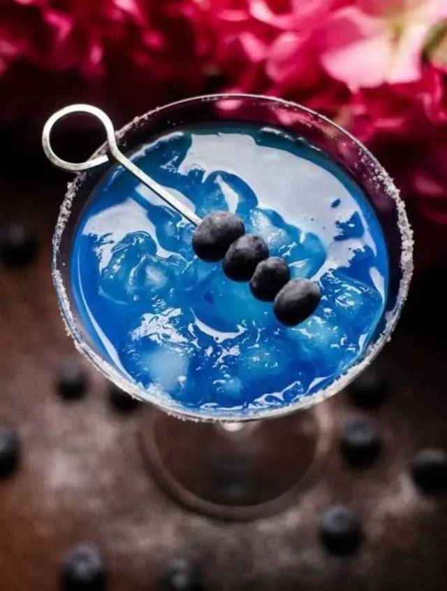 鸡尾酒 正确搭配:芒果朗姆酒 菠萝汁 蓝色库拉索 苏打水 蓝色玛格丽特