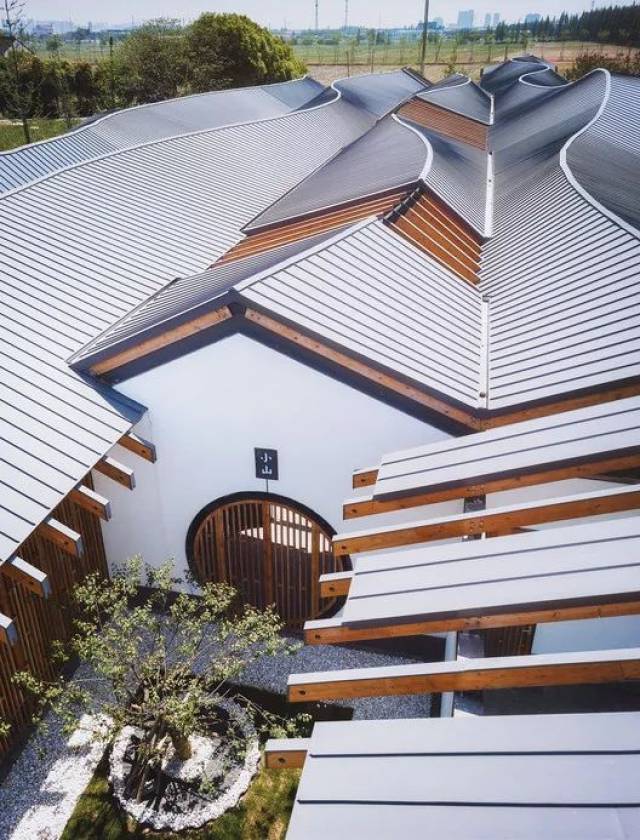 与现代设计风格相融 及满足了现代功能 又展现了传统精神 木结构屋顶