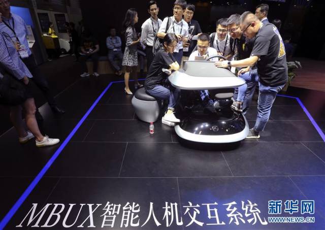 6月13日,人们在展会上体验智能人机交互系统.新华社发(许丛军)