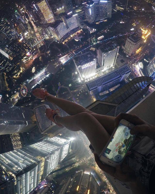 世界上最胆大的女孩,摩天大楼顶部无保护玩自拍,看得人腿脚发软