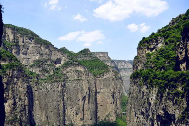 太行山北起北京西山,南至濒临黄河的王屋山,长约四百千米.