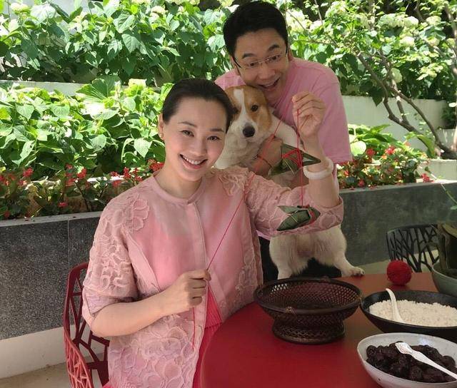 6月15日,是林依轮和老婆西华结婚23周年的纪念日,西华在公共平台个人