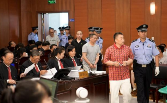 西安华西大学非法集资近24亿 18被告人受审