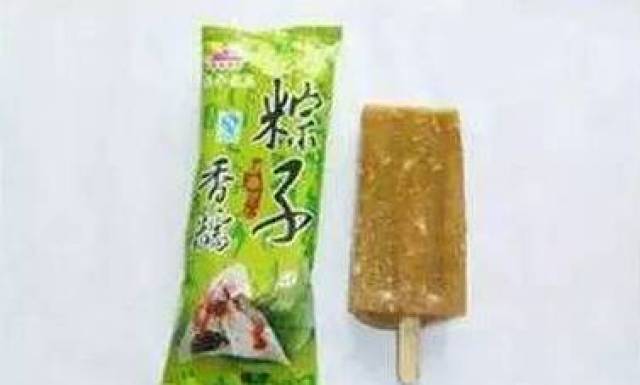 外面是塑料的容器 里面是冰淇淋浓浓的香精味 可在小时候就是美味佳品