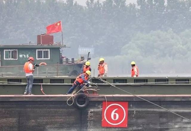 施工完毕后,驳船依次起锚离开港口,江面恢复通行.