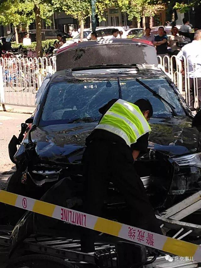 2死3伤!北京街头发生严重车祸,肇事奥迪司机无证驾驶!