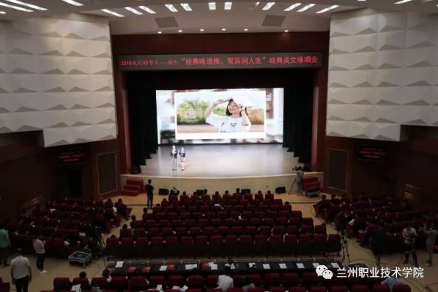 学院党委书记,院长石镜如为获奖学生颁奖