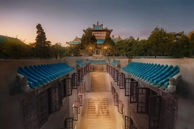 坐拥珞珈山,中西合璧的宫殿式建筑群古朴典雅,巍峨壮观,武汉大学堪称