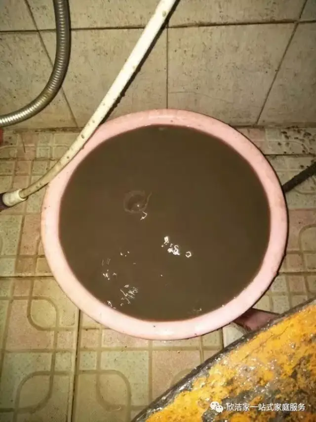 3年未洗的热水器排出的污水