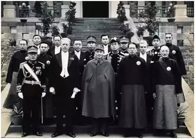 1941年底,由于新任外交部长宋子文常驻美国,蒋介石便兼理起外交部长
