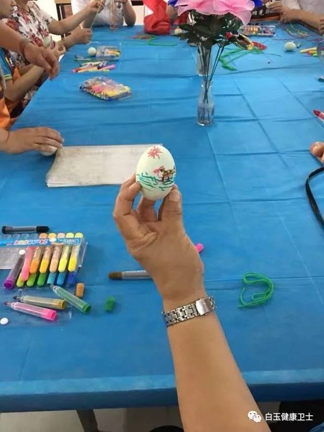 v环节的最后一个环节是包粽子,阳光驿站的站长黄英与志愿者一起教学员office操作指南图片