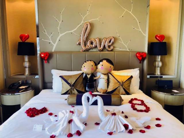 天津瑞吉,酒店管家 为张百万和女朋友的纪念日准备的房间布置