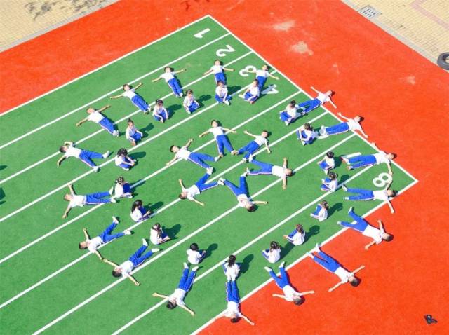 6月14日,德州青少年宫幼儿园组织即将毕业的孩子们在操场上摆出创意