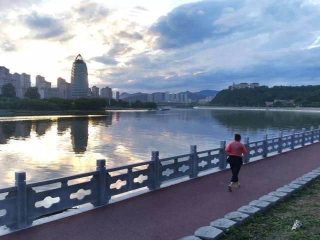 辽宁此刻局地降雨 白天降雨范围将缩小 气温小幅回升