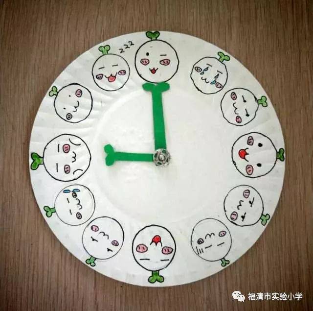 作品展示 王艳琼老师展示的《时钟造型设计》 课前准备充足 道具丰富