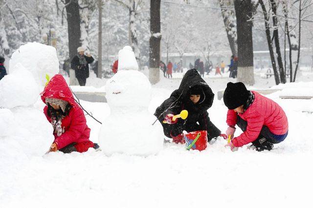 现在终于不用羡慕了 而且还是夏天在大鲸鱼的肚子里打雪仗 还能堆雪人