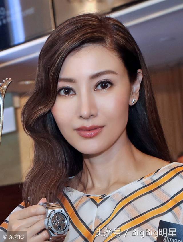 47岁李嘉欣近照,端庄优雅,美丽依旧风韵犹存