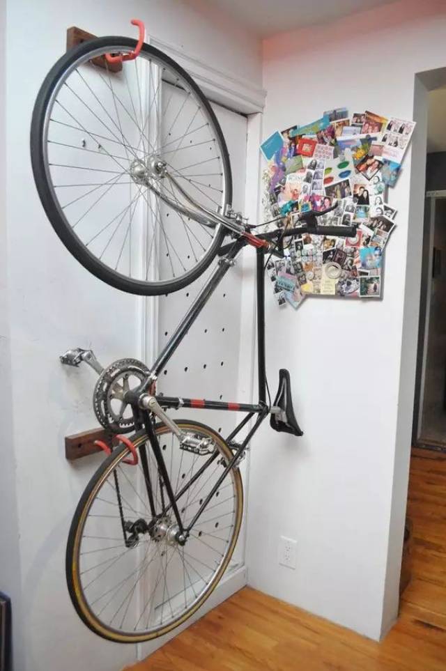 实现方式:购买自行车墙面挂钩,将轮胎勾住挂起来.