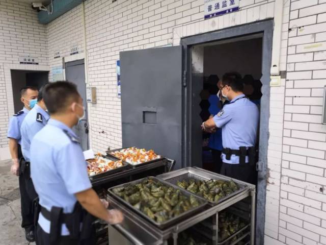 今天(15号)上午,攀枝花市看守所监区内粽香飘飘,充满了温馨和谐.
