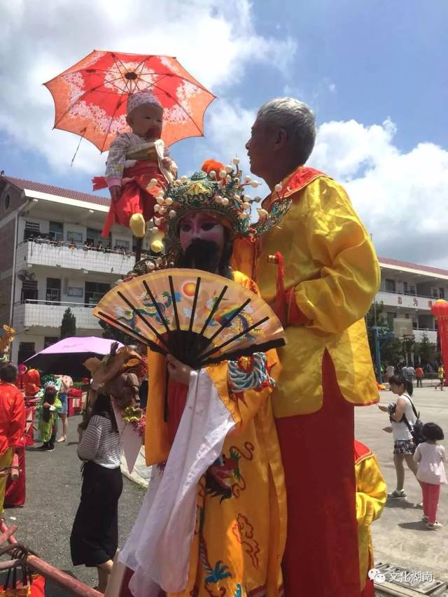 怀化:洪江市黔阳古城万寿宫,游客在观看当地非遗传统曲目辰河弹腔